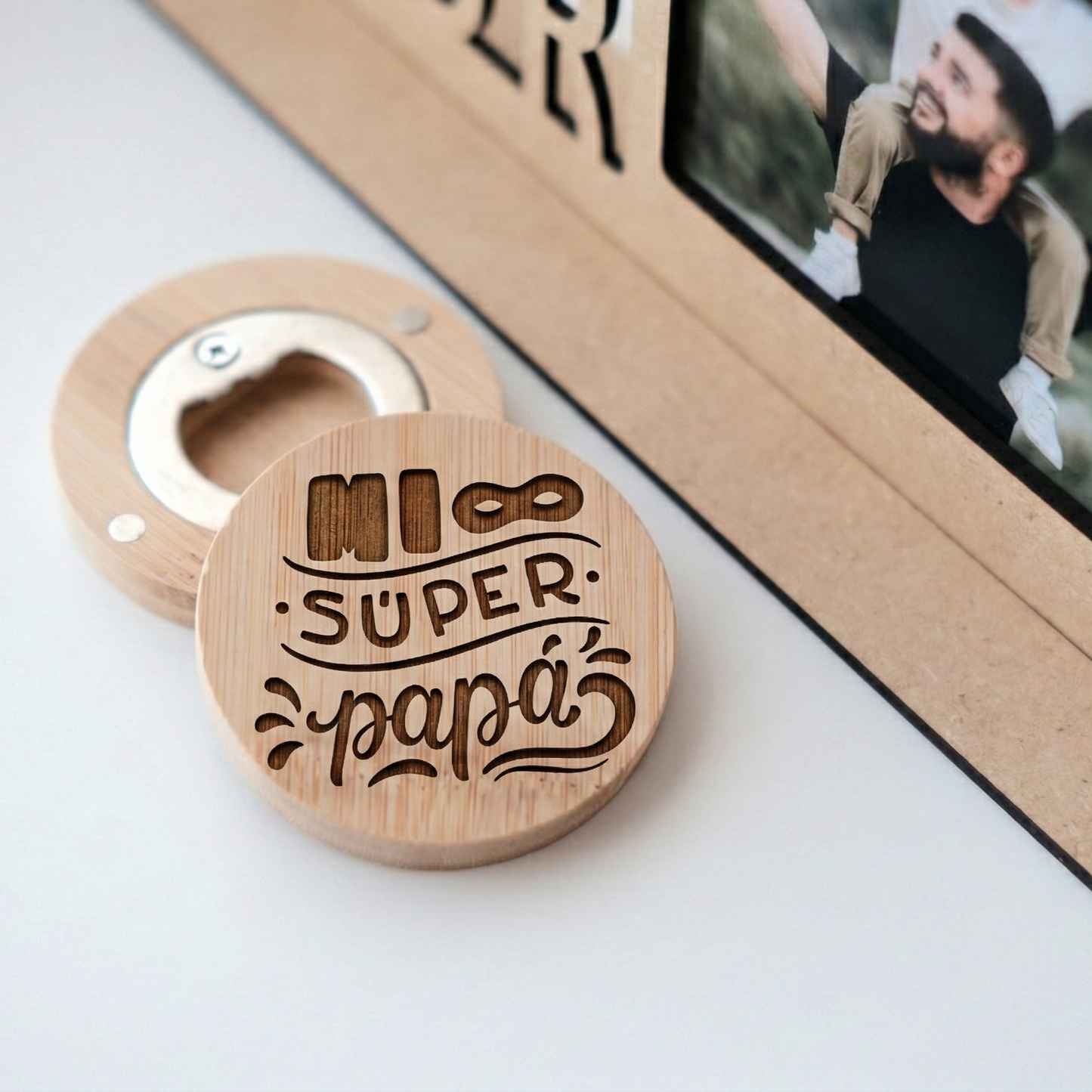Pack Regalo Papá: Marco de Fotos de Madera "Papi eres el MEJOR" + Abridor Grabado